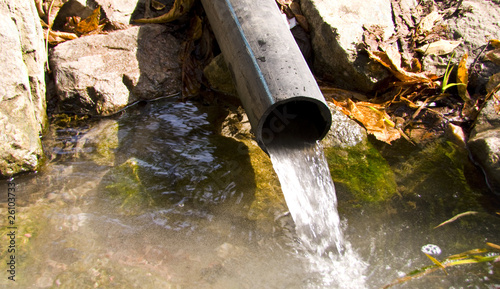 Fotografie sewage pipe polluting the river