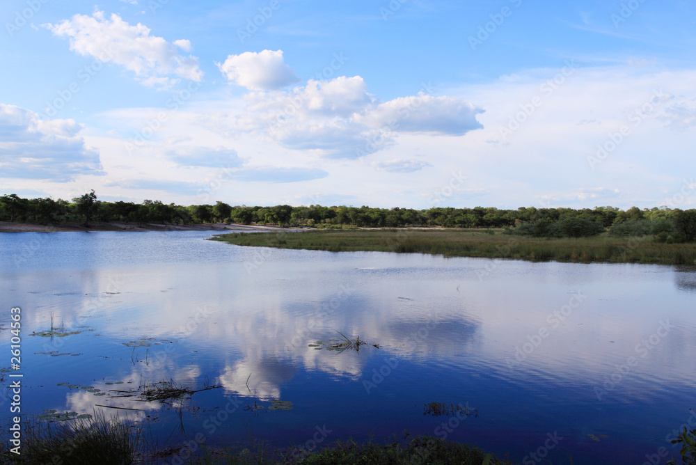 reflet de nuages dans une rivière africaine