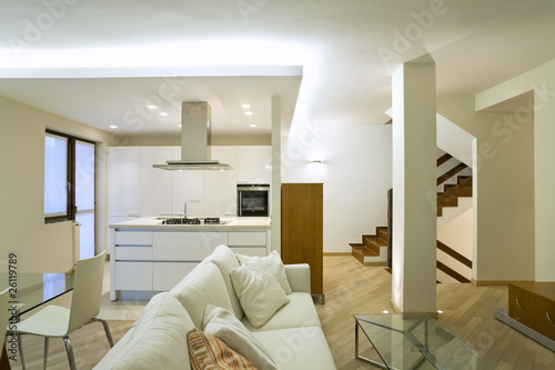 interno di appartamento moderno con scala