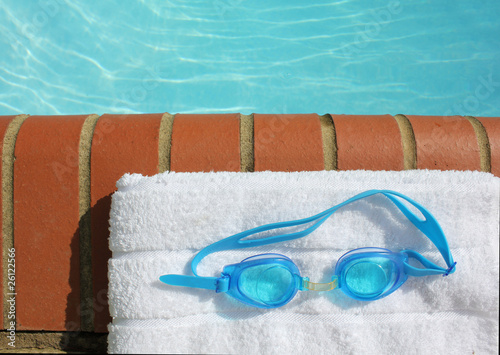 goggles on a swiimng pool edge