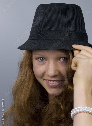 Teenager mit Hut