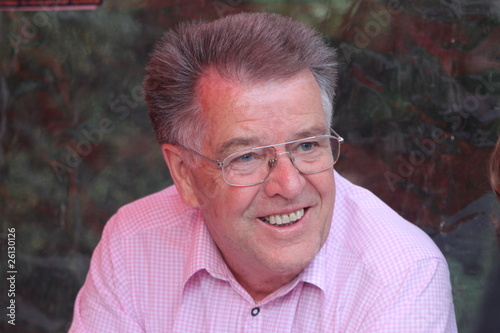 Älterer Mann mit Brille - lachend