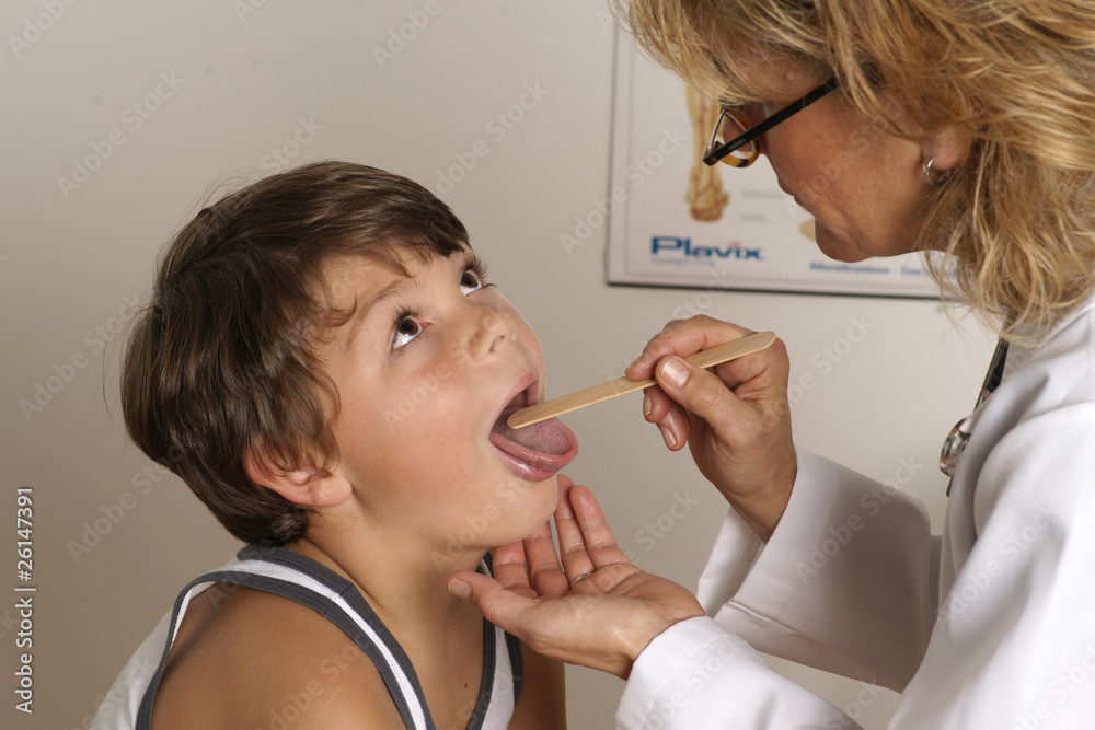 Aerztin untersucht kleinen Jungen Aerztin untersucht kleinen Jungen