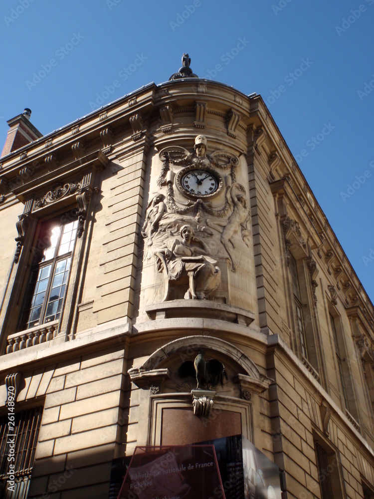 Horloge sur la façade d'un immeuble à Paris