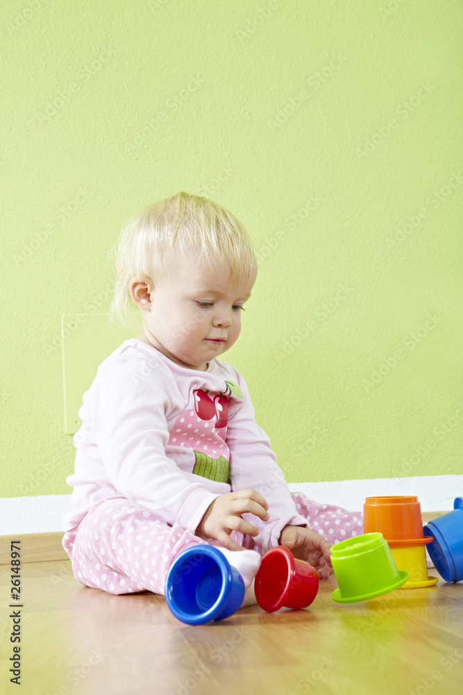 kleinkind spielt im kinderzimmer kleinkind spielt im kinderzimmer
