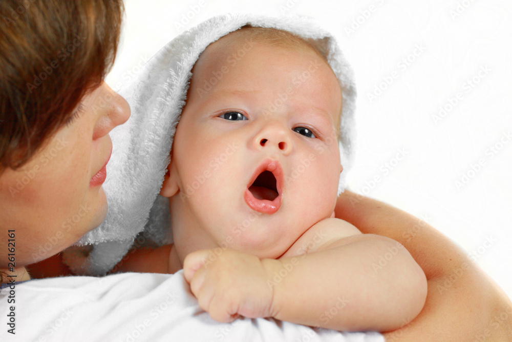 Маленький ребёнок с мамой