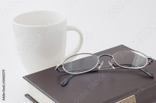 本とコーヒーカップと眼鏡