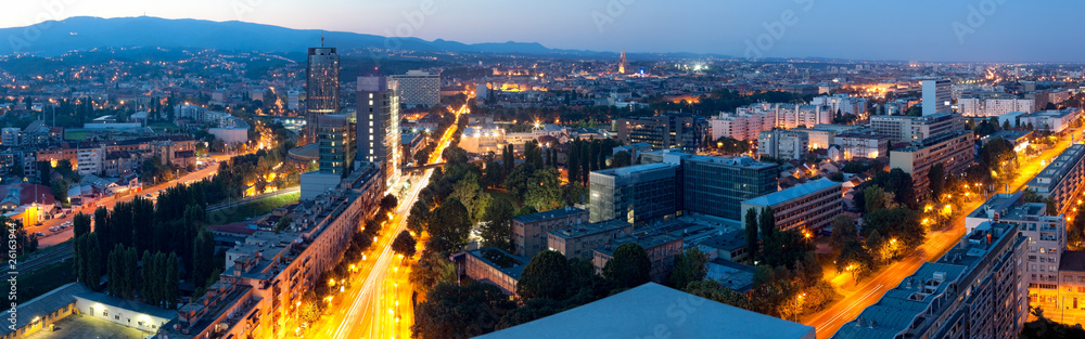 Naklejka premium Zageb by night