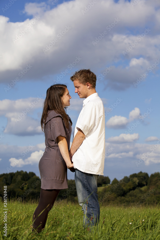 verliebtes Teenager - Paar Hand in Hand verliebtes Teenager - Paar Hand in Hand