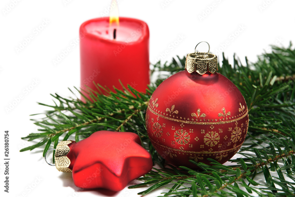 rote Christbaumkugel mit Kerze auf Tannenzweig isoliert auf weiß –  Stock-Foto | Adobe Stock