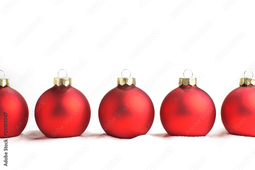 rote Christbaumkugeln isoliert auf weißem Hintergrund rote Christbaumkugeln isoliert auf weißem Hintergrund