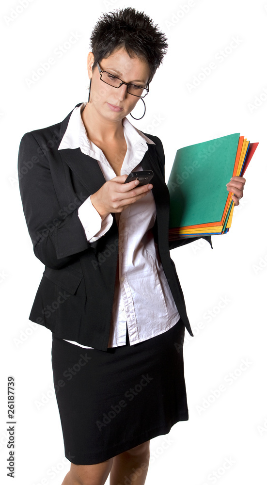 jolie femme d'affaire qui envoie un message avec son portable jolie femme d'affaire qui envoie un message avec son portable