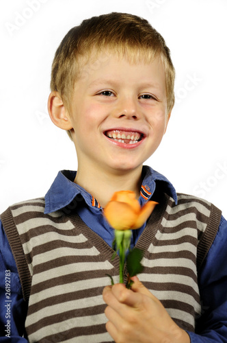 chłopiec z kwiatkiem