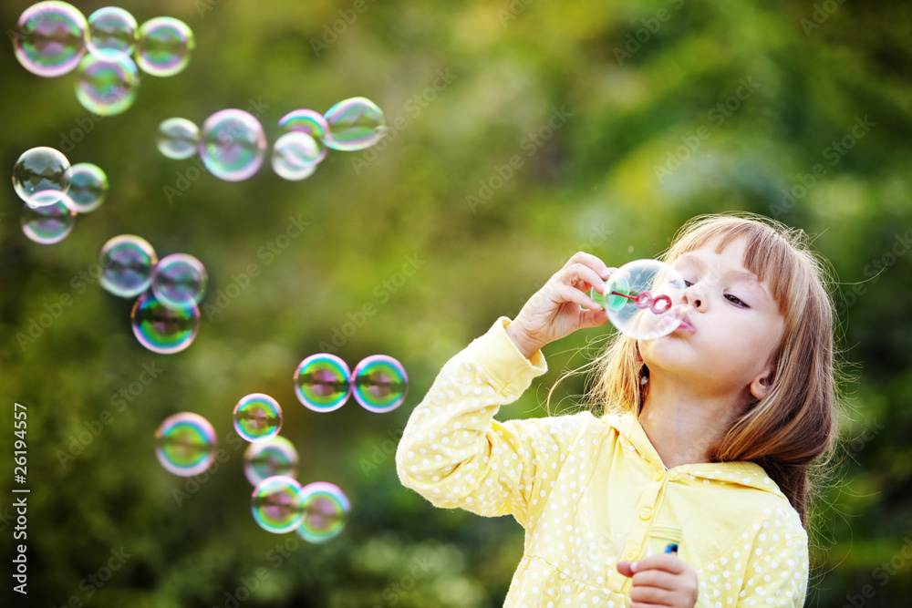 Obraz premium Child starting soap bubbles