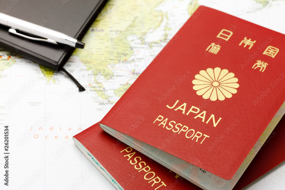 パスポートと手帳と地図 パスポートと手帳と地図