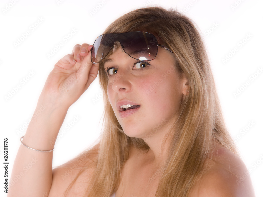 femme blonde qui porte des lunettes de soleil femme blonde qui porte des lunettes de soleil