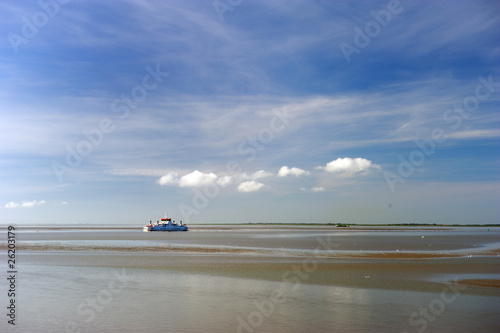 Photo Ferry boat during ebb tidal