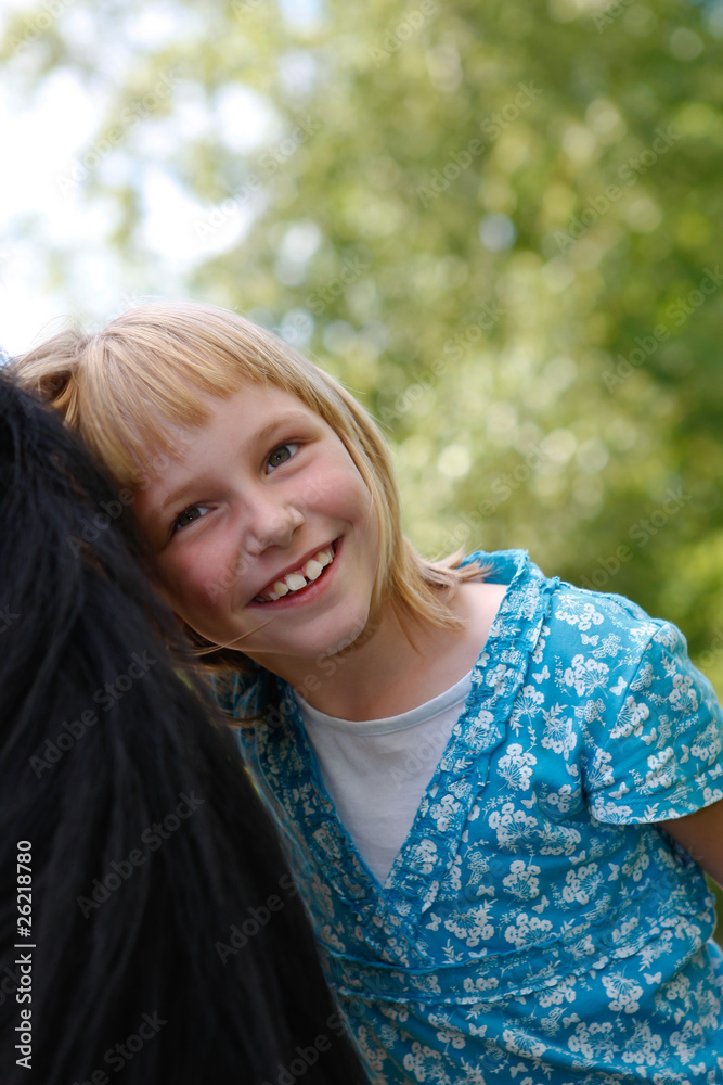 Glückliches Mädchen mit Pferd Glückliches Mädchen mit Pferd