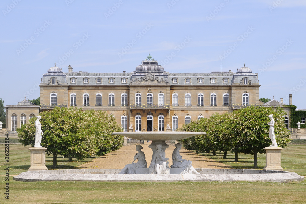 Obraz premium fountains statues decorating english park