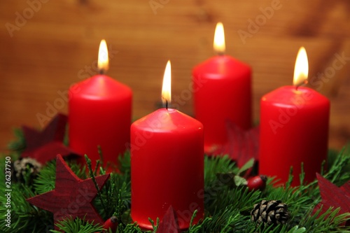 Heiligabend mit roten Kerzen