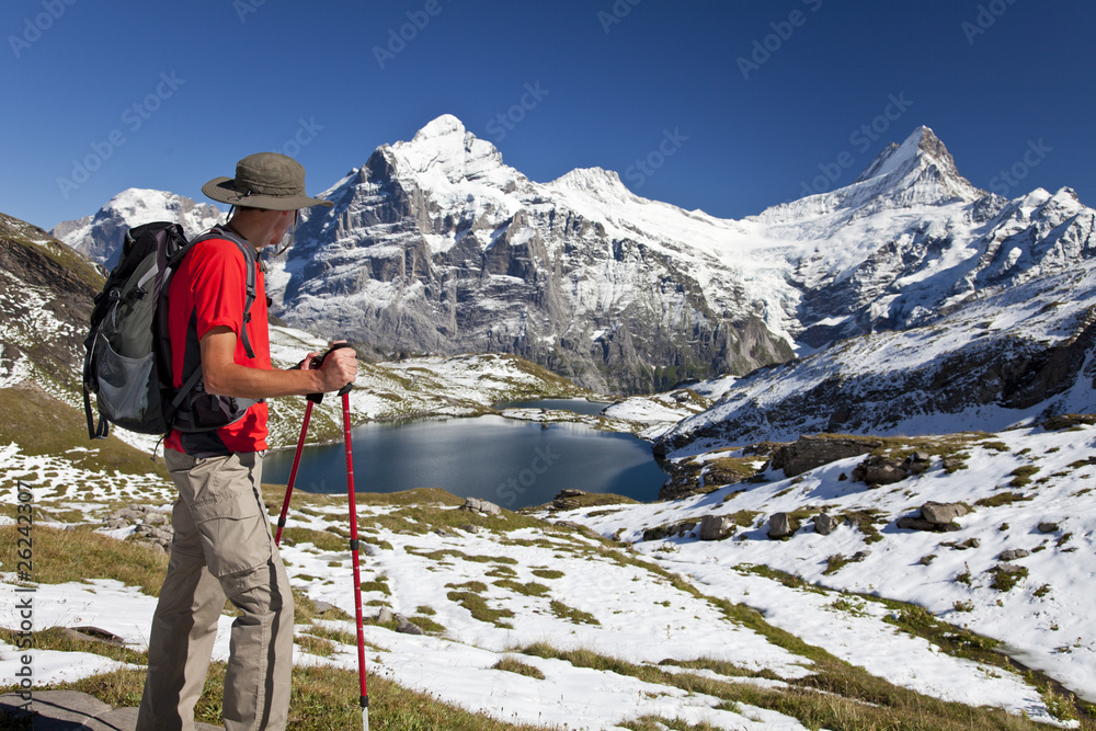 Wanderer in den Bergen vor einem Bergsee