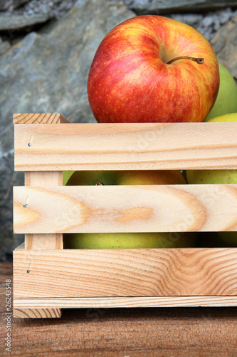 cassetta in legno con mele