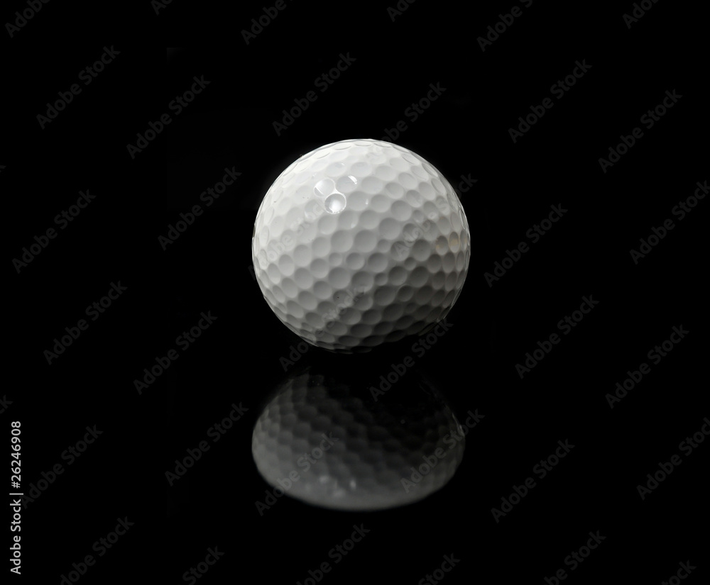 Golfball auf schwarzem Hintergrund