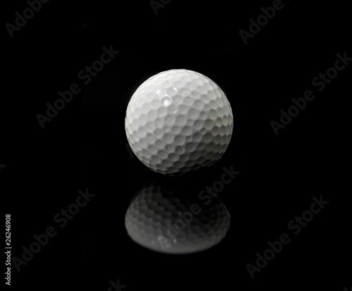 Golfball auf schwarzem Hintergrund