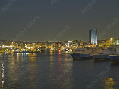 Vista nocturna del puerto del Pireo.Grecia