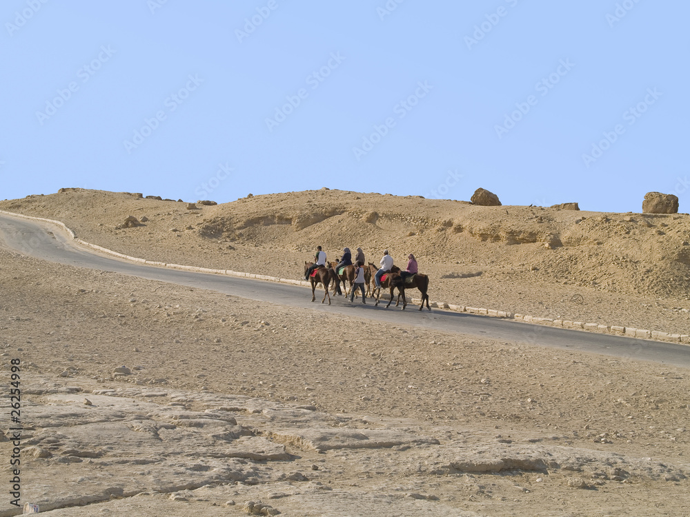 Paseando cerca de las pirámides, Egipto