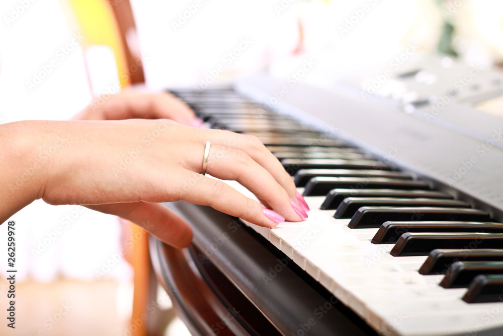 Obraz premium woman playing on electric piano