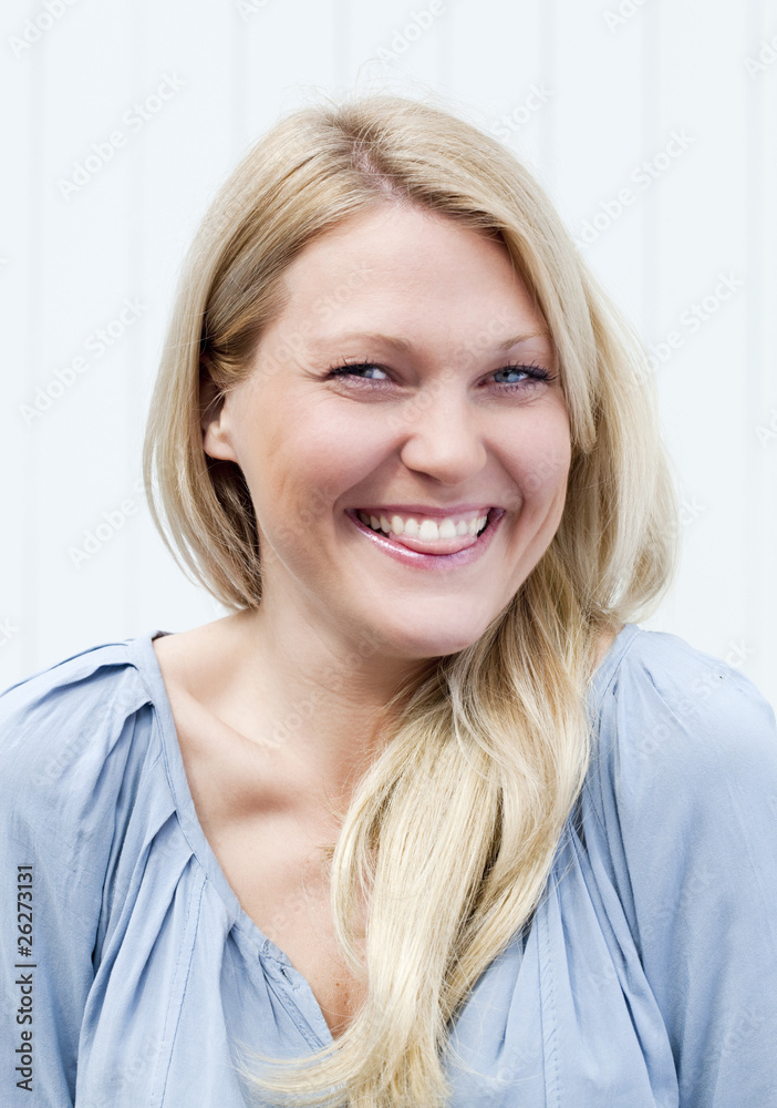 jeune fille coquine joyeuse tirant langue jeune fille coquine joyeuse tirant langue