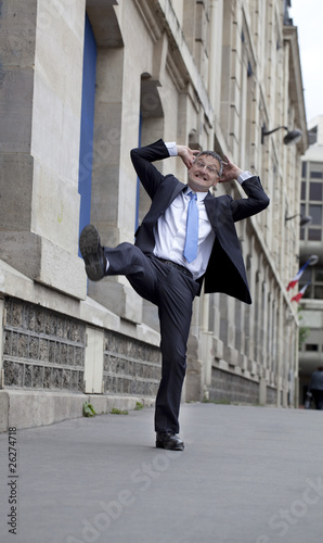 joie de businessman heureux dans la rue © STUDIO GRAND WEB
