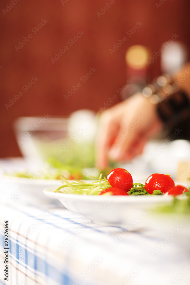 in der Küche - grüner Salat & Tomaten