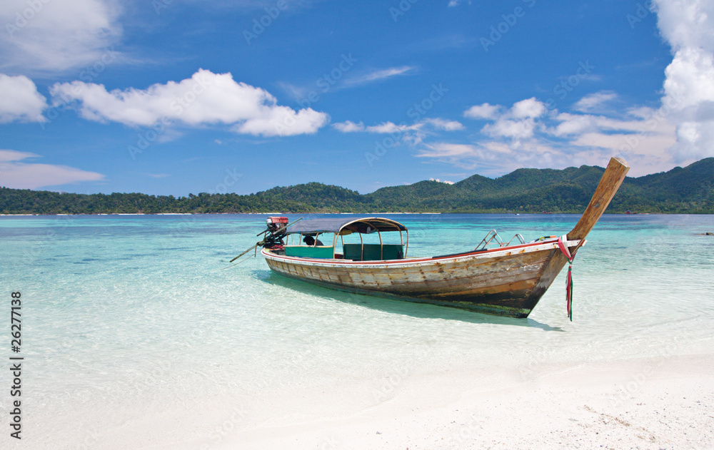 Fototapeta premium longtail boat and beautiful beach with white sand