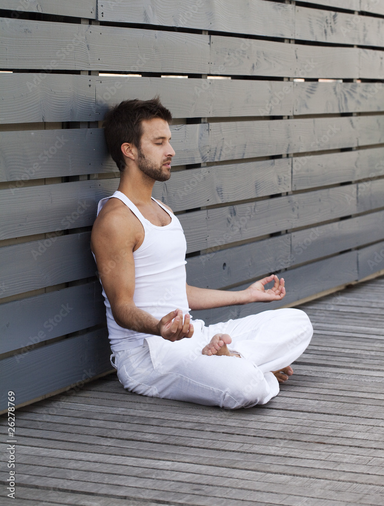 homme zen concentré posture yoga Stock Photo | Adobe Stock