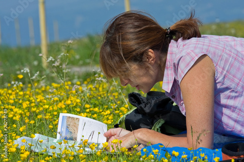 Donna con libro e cartina photo