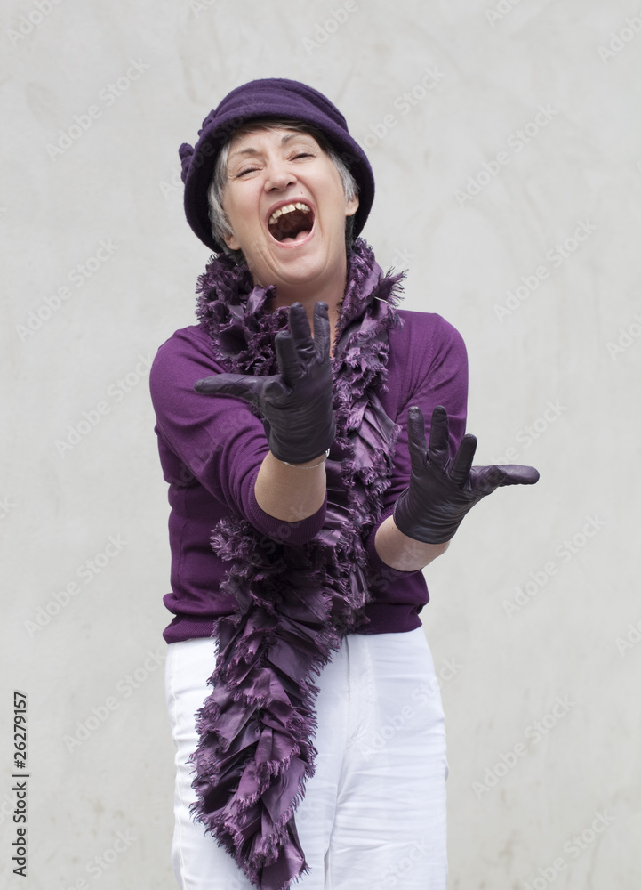 femme excentrique au chapeau et gants violet Stock Photo | Adobe Stock