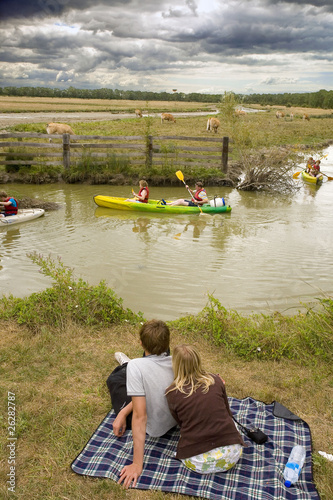 france,85,marais poitevin : canoé dans le canal à st benoit sur