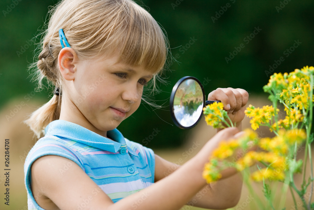 girl with magnifying glass - obrazy, fototapety, plakaty 