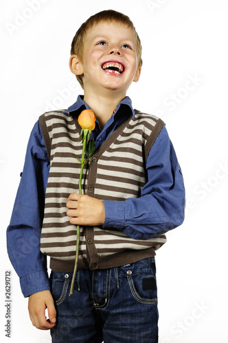 chłopiec z kwiatkiem