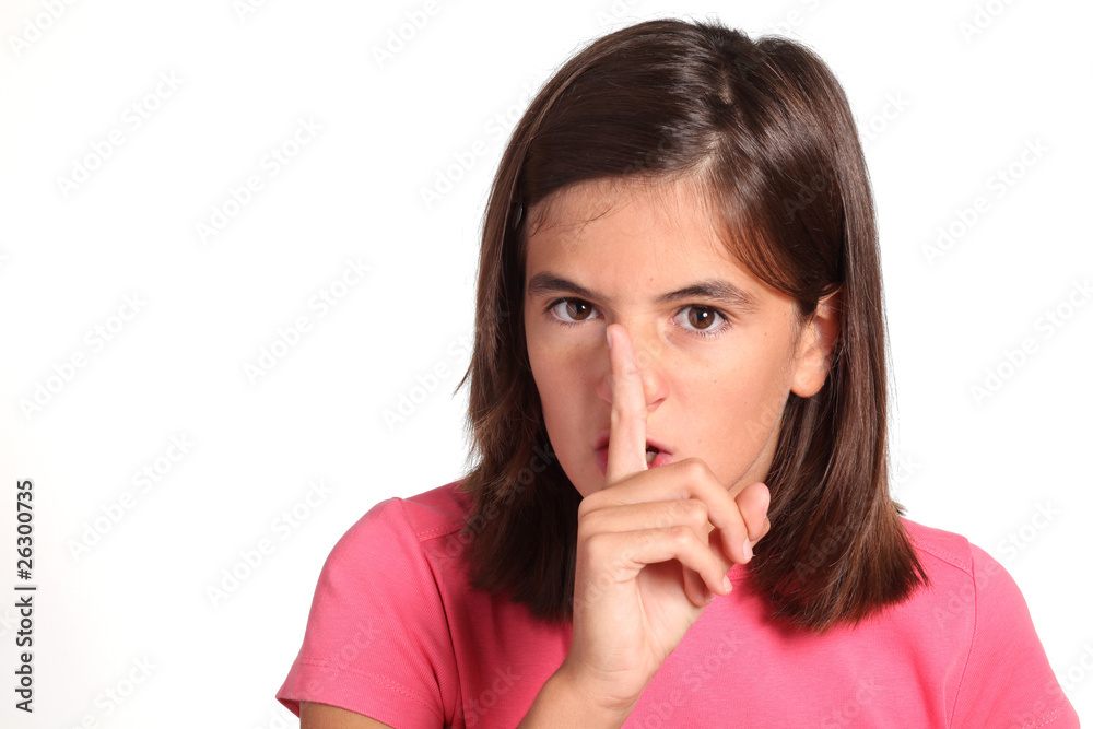 fare silenzio - adolescente con dito sul naso fare silenzio - adolescente con dito sul naso