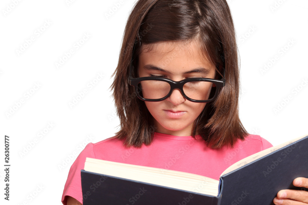 adolescente con grandi occhiali legge un libro adolescente con grandi occhiali legge un libro