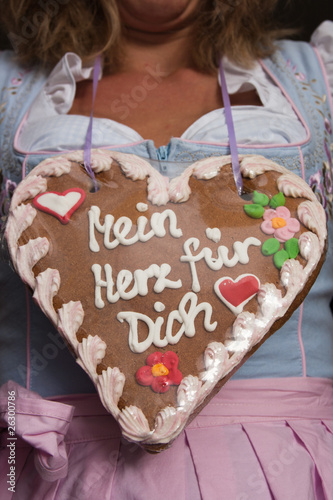 Dirndl mit Lebkuchenherz photo