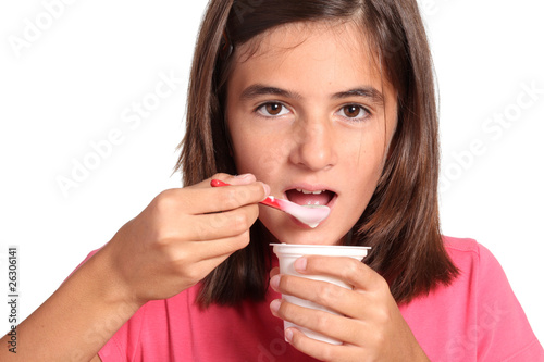 adolescente mangia yogurt photo