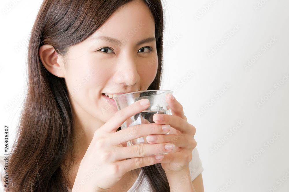 水を飲む女性 水を飲む女性