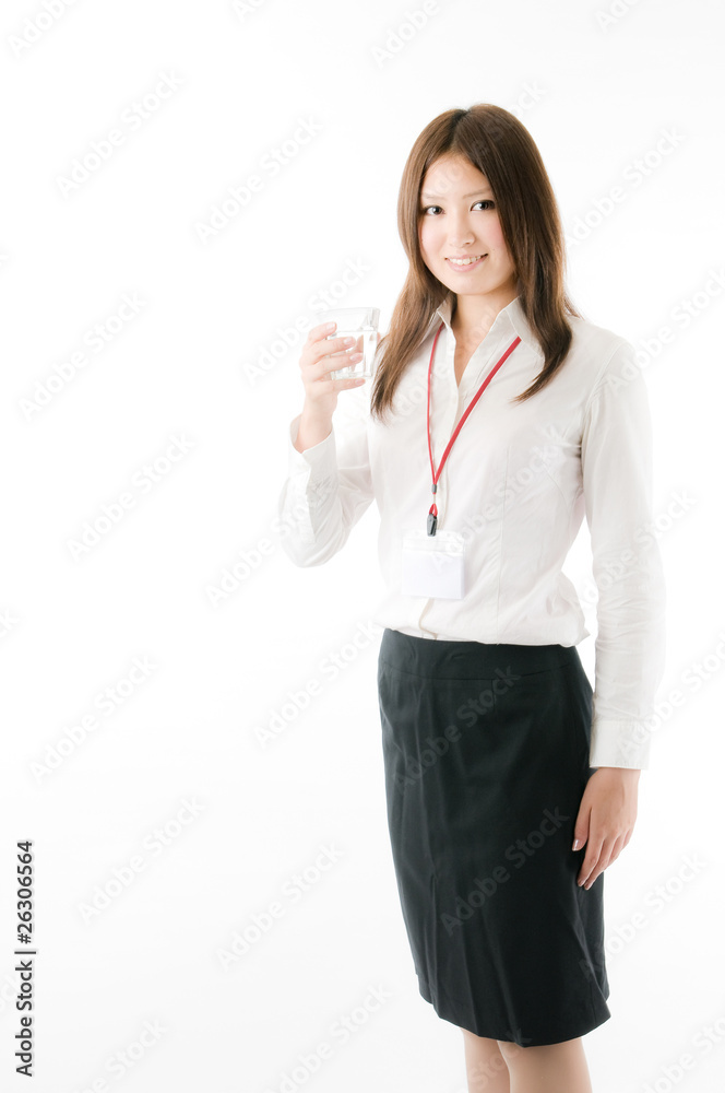水を飲む女性社員