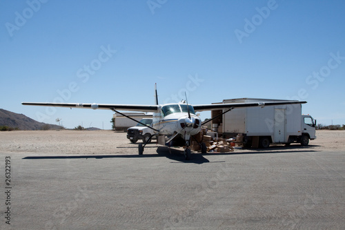 Frachtflugzeug auf Catalina Island bei der Entladung