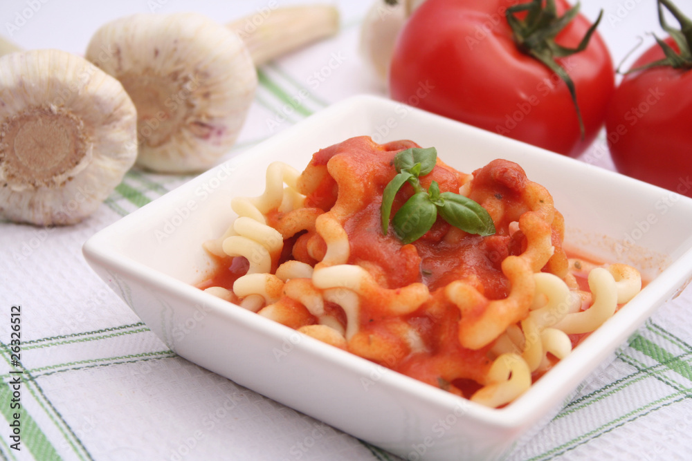 Nudeln mit Tomatensoße Nudeln mit Tomatensoße