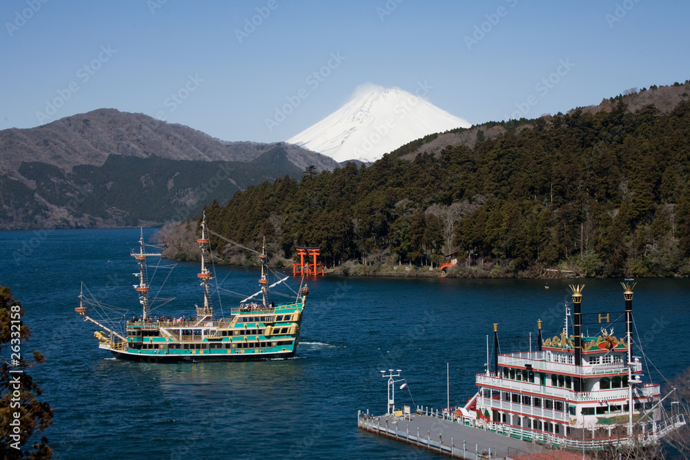 Fototapeta premium 富士山と遊覧船